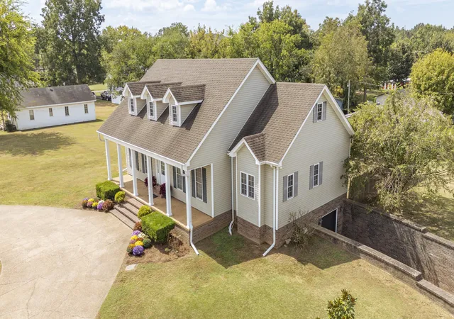 Photo 3 of Single family home for sale at 204 Vine St, Clifton, TN 38425 | MLS# 3544387 | Listing updated on 2026-10-09