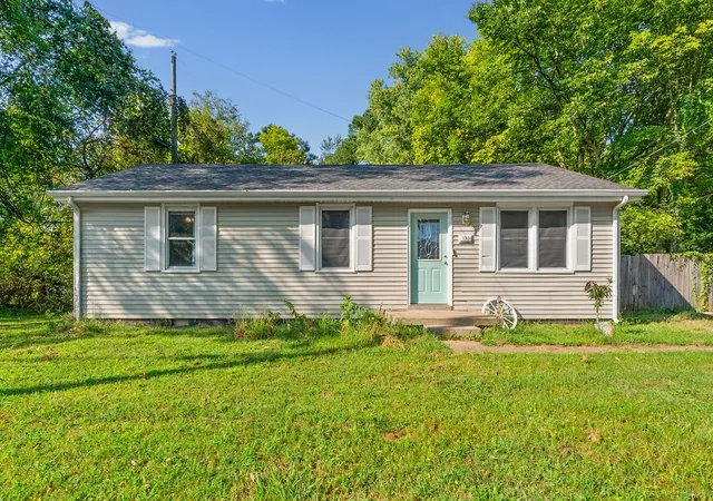 Photo 2 of Single family home for sale at 133 W Rossview Rd, Clarksville, TN 37040 | MLS# 3544138 | Listing updated on 2026-10-29