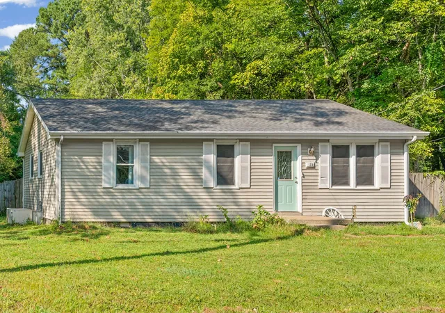 Photo 3 of Single family home for sale at 133 W Rossview Rd, Clarksville, TN 37040 | MLS# 3544138 | Listing updated on 2026-10-29