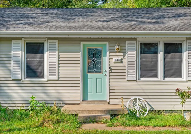 Photo 4 of Single family home for sale at 133 W Rossview Rd, Clarksville, TN 37040 | MLS# 3544138 | Listing updated on 2026-10-29