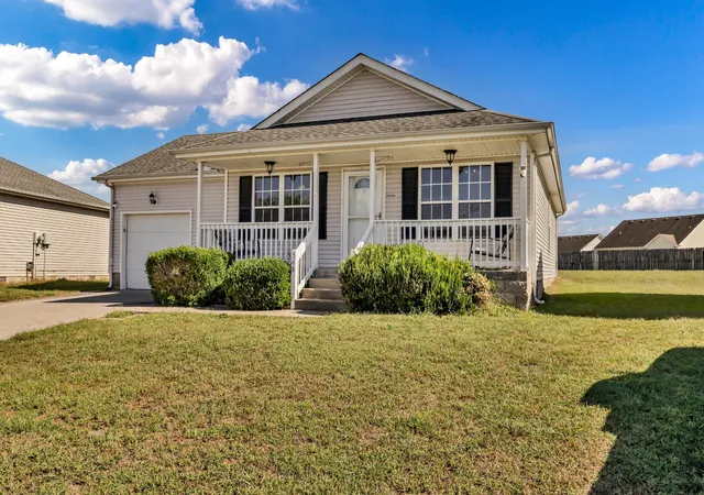 Photo 3 of Single family home for sale at 548 Oakmont Dr, Clarksville, TN 37042 | MLS# 3615044 | Listing updated on 2026-10-08