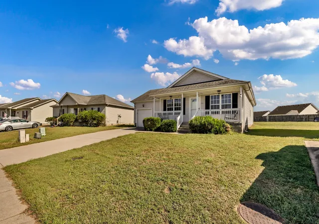 Photo 3 of Single family home for sale at 548 Oakmont Dr, Clarksville, TN 37042 | MLS# 3615044 | Listing updated on 2026-10-08
