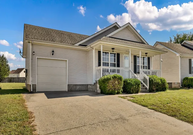 Photo 4 of Single family home for sale at 548 Oakmont Dr, Clarksville, TN 37042 | MLS# 3615044 | Listing updated on 2026-10-08