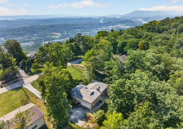 Photo 2 of Single family home for sale at 407 N Palisades Dr, Signal Mountain, TN 37377 | MLS# 3544251 | Listing updated on 2026-09-14