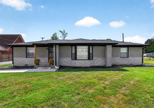 Photo 1 of Single family home for sale at 805 W Broad St, Smithville, TN 37166 | MLS# 3545738 | Listing updated on 2026-10-19