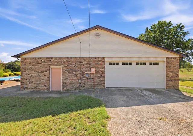 Photo 4 of Single family home for sale at 1857 Old Mckenzie Hwy, Paris, TN 38242 | MLS# 3615446 | Listing updated on 2026-10-09
