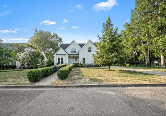 Photo 2 of Single family home for sale at 2106 Windsor St, Murfreesboro, TN 37130 | MLS# 3597736 | Listing updated on 2026-09-24