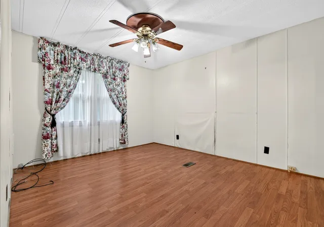 Photo 3 of Manufactured home for sale at 401 Hermitage Cir, Bumpus Mills, TN 37028 | MLS# 3545476 | Listing updated on 2026-10-03