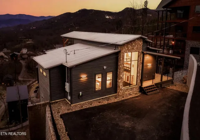 Photo 2 of Single family home for sale at 829 Wiley Oakley Dr, Gatlinburg, TN 37738 | MLS# 3545559 | Listing updated on 2026-09-29