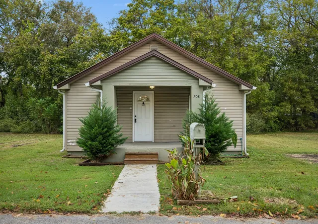 Photo 3 of Single family home for sale at 708 Gray St, Mount Pleasant, TN 38474 | MLS# 3546854 | Listing updated on 2026-10-15