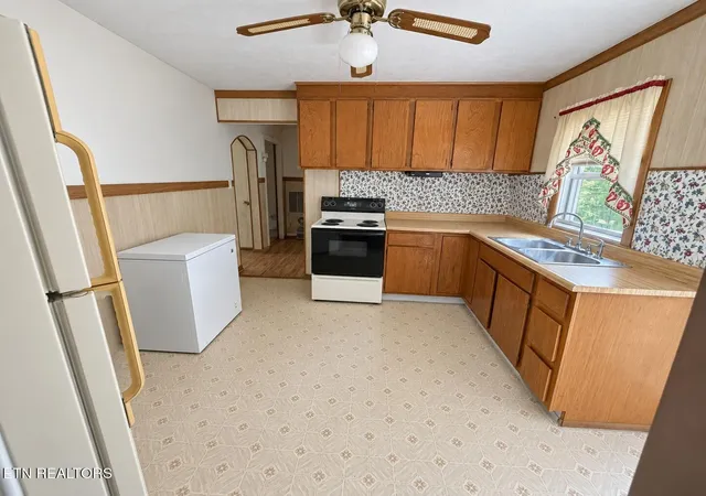 Photo 3 of Single family home for sale at 1810 Fenwood Dr, Knoxville, TN 37918 | MLS# 3545989 | Listing updated on 2026-09-14