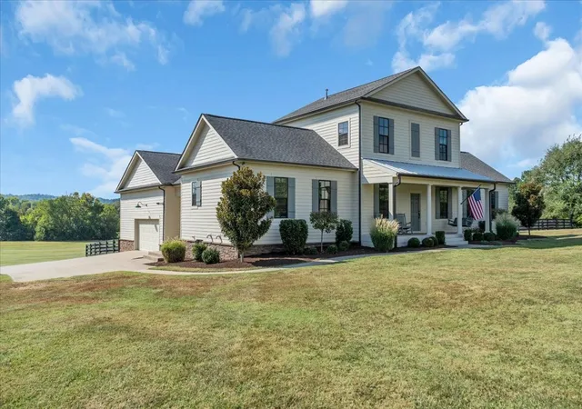 Photo 2 of Single family home for sale at 1201 Carters Crk Pike, Columbia, TN 38401 | MLS# 3546887 | Listing updated on 2026-09-12