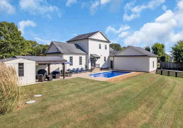 Photo 2 of Single family home for sale at 1201 Carters Crk Pike, Columbia, TN 38401 | MLS# 3546887 | Listing updated on 2026-09-12
