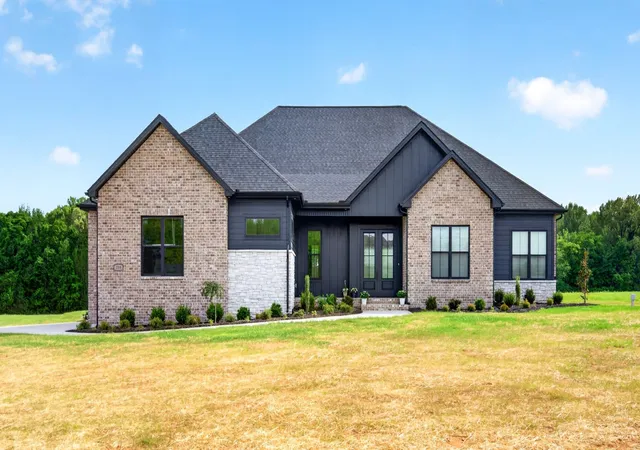 Photo 2 of Single family home for sale at 2 Pace Rd, Clarksville, TN 37043 | MLS# 3546545 | Listing updated on 2026-09-12