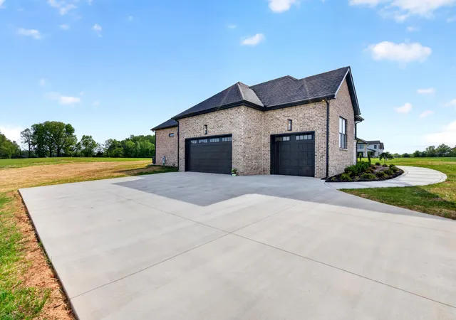 Photo 3 of Single family home for sale at 2 Pace Rd, Clarksville, TN 37043 | MLS# 3546545 | Listing updated on 2026-09-12