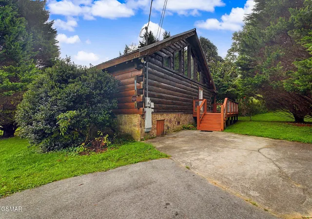 Photo 2 of Single family home for sale at 3022 Hatcher Mountain Rd, Sevierville, TN 37862 | MLS# 3546058 | Listing updated on 2026-09-17