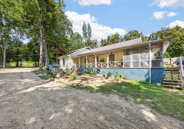 Photo 2 of Single family home for sale at 980 Sharon Cir, Crossville, TN 38572 | MLS# 3546438 | Listing updated on 2026-10-21