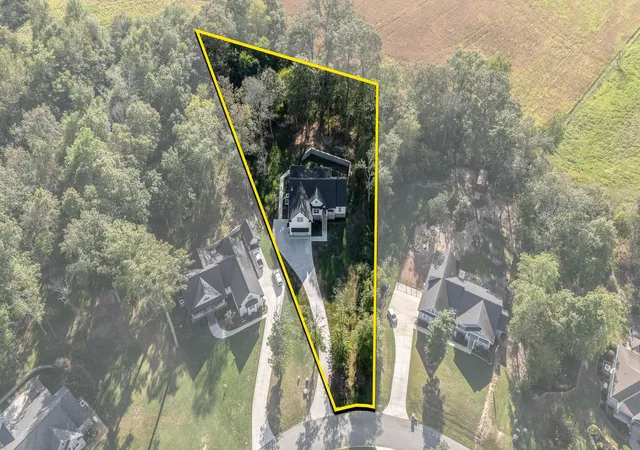 Photo 3 of Single family home for sale at 555 Station Cir, Tullahoma, TN 37388 | MLS# 3546256 | Listing updated on 2026-09-20