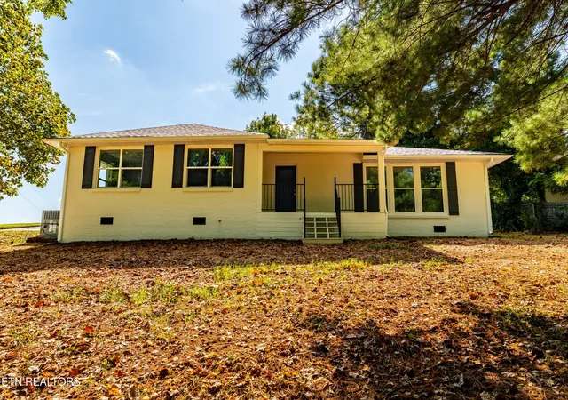 Photo 1 of Single family home for sale at 700 Lakeview Dr, Loudon, TN 37774 | MLS# 3546448 | Listing updated on 2026-10-07
