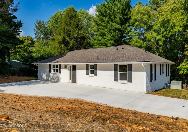 Photo 2 of Single family home for sale at 700 Lakeview Dr, Loudon, TN 37774 | MLS# 3546448 | Listing updated on 2026-10-07