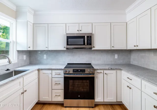 Photo 3 of Single family home for sale at 700 Lakeview Dr, Loudon, TN 37774 | MLS# 3546448 | Listing updated on 2026-10-07