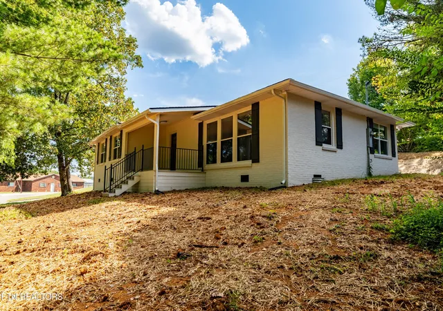 Photo 38 of Single family home for sale at 700 Lakeview Dr, Loudon, TN 37774 | MLS# 3546448 | Listing updated on 2026-10-07