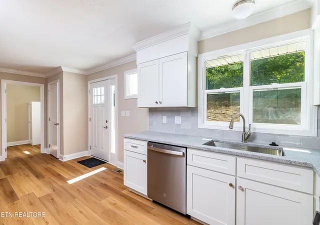 Photo 4 of Single family home for sale at 700 Lakeview Dr, Loudon, TN 37774 | MLS# 3546448 | Listing updated on 2026-10-07