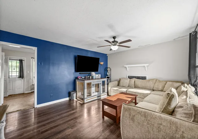 Photo 3 of Single family home for sale at 384 Roselawn Dr, Clarksville, TN 37042 | MLS# 3546506 | Listing updated on 2026-09-13