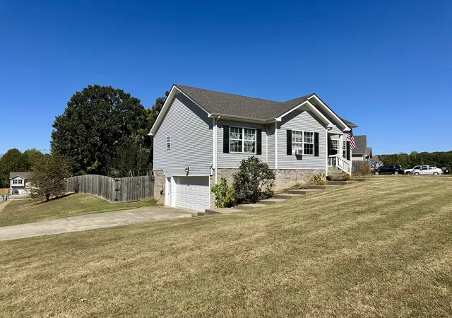 Photo 2 of Single family home for sale at 1697 Parkside Dr, Clarksville, TN 37042 | MLS# 3603302 | Listing updated on 2026-10-12