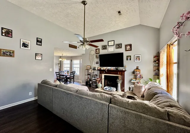 Photo 3 of Single family home for sale at 1697 Parkside Dr, Clarksville, TN 37042 | MLS# 3603302 | Listing updated on 2026-10-12