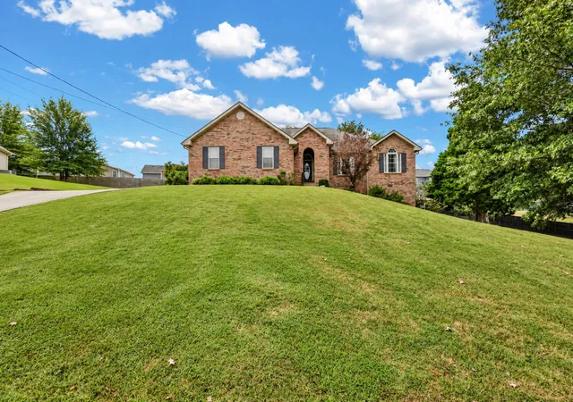 Photo 2 of Single family home for sale at 625 E Glenridge Ln, Clarksville, TN 37043 | MLS# 3547729 | Listing updated on 2026-09-14