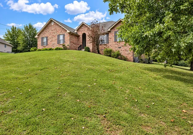 Photo 3 of Single family home for sale at 625 E Glenridge Ln, Clarksville, TN 37043 | MLS# 3547729 | Listing updated on 2026-09-14