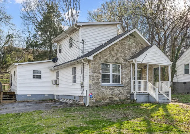 Photo 2 of Single family home for sale at 410 Swanson Blvd, Fayetteville, TN 37334 | MLS# 3546517 | Listing updated on 2026-09-19
