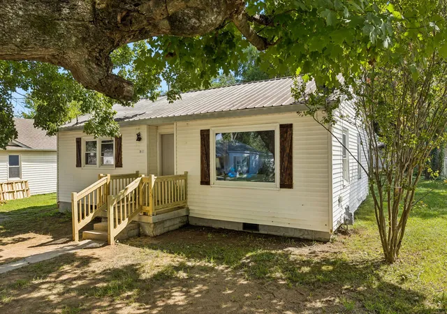 Single family home for sale at 527 3rd Street, Lawrenceburg, TN 38464 | MLS# 3546627