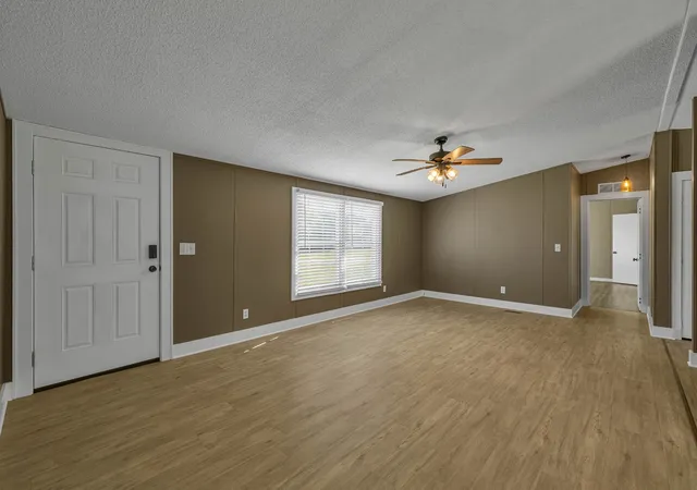 Photo 3 of Manufactured home for sale at 933 Ridge View Rd, Maryville, TN 37801 | MLS# 3548090 | Listing updated on 2026-09-28