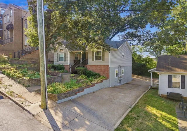 Photo 2 of Multi family home for sale at 112 E Manning St, Chattanooga, TN 37405 | MLS# 3546714 | Listing updated on 2026-10-09