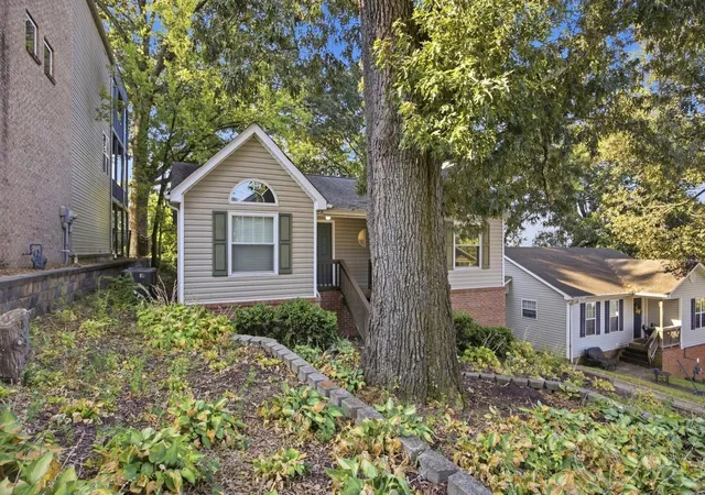 Photo 3 of Multi family home for sale at 112 E Manning St, Chattanooga, TN 37405 | MLS# 3546714 | Listing updated on 2026-10-09