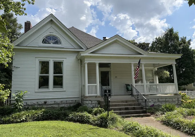 Photo 1 of Single family home for sale at 215 4th Avenue S, Franklin, TN 37064 | MLS# 3592094 | Listing updated on 2026-09-15