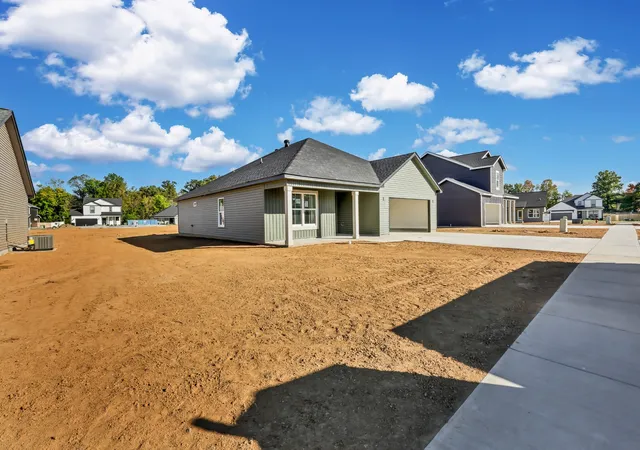 Photo 3 of Single family home for sale at 183 Donegal Dr, Clarksville, TN 37042 | MLS# 3548060 | Listing updated on 2026-10-08