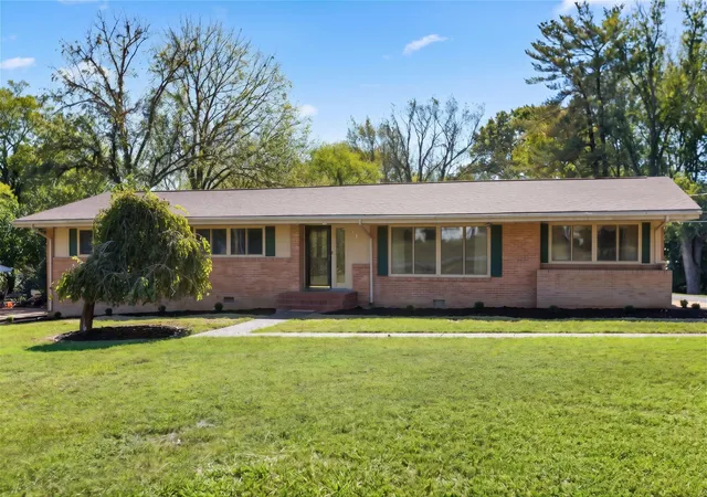 Single family home for sale at 212 Pineview St, Shelbyville, TN 37160 | MLS# 3620715
