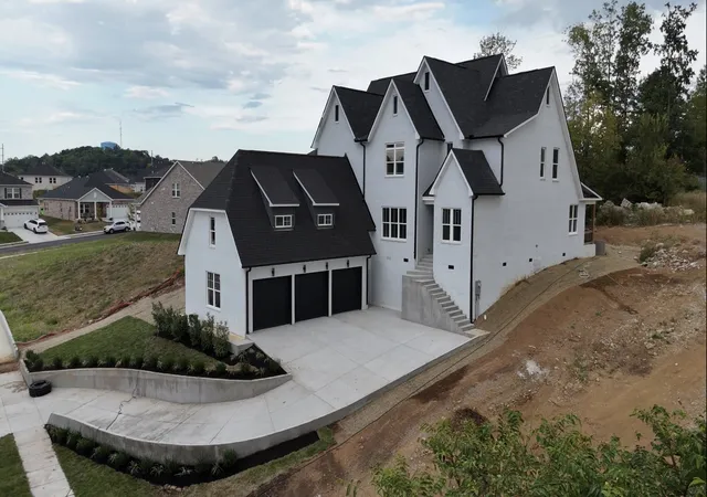 Photo 1 of Mansion for sale at 124 Manor Way, Hendersonville, TN 37075 | MLS# 3547111 | Listing updated on 2026-09-12