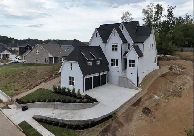 Photo 7 of Mansion for sale at 124 Manor Way, Hendersonville, TN 37075 | MLS# 3547111 | Listing updated on 2026-09-12