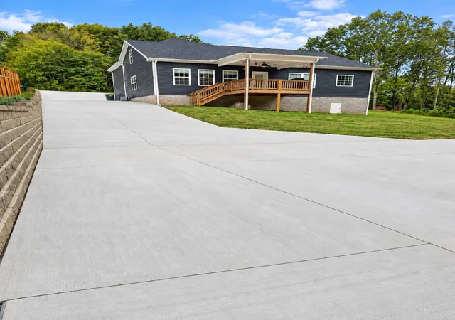 Photo 4 of Single family home for sale at 1845 Dinsmore Rd, Clarksville, TN 37040 | MLS# 3592562 | Listing updated on 2026-10-10