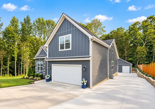 Photo 1 of Single family home for sale at 1845 Dinsmore Rd, Clarksville, TN 37040 | MLS# 3592562 | Listing updated on 2026-10-10