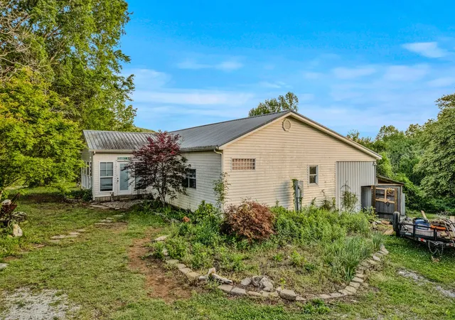 Photo 3 of Sale Pending at 2000 Myers Cvs Rd, Mc Minnville, TN 37110 | MLS# 3547148 | Listing updated on 2026-09-21