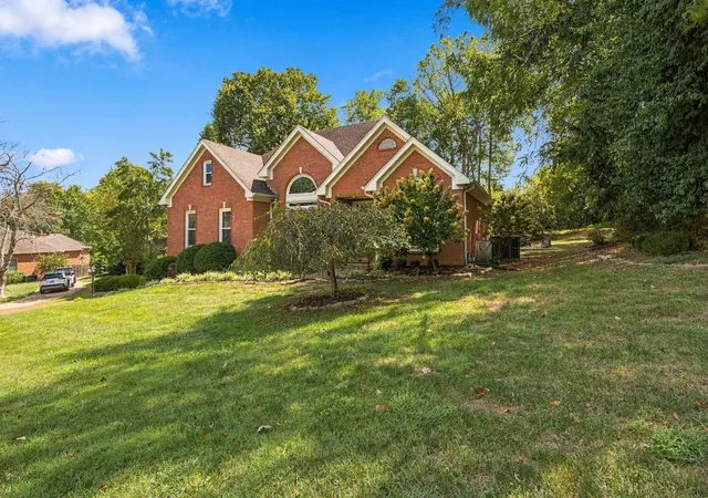 Photo 2 of Single family home for sale at 8207 Poplar Crk Rd, Nashville, TN 37221 | MLS# 3596242 | Listing updated on 2026-09-23