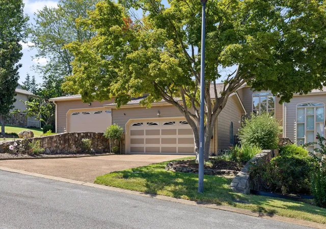 Photo 3 of Townhouse for sale at 5937 Rainbow Springs Dr, Chattanooga, TN 37416 | MLS# 3547153 | Listing updated on 2026-09-14