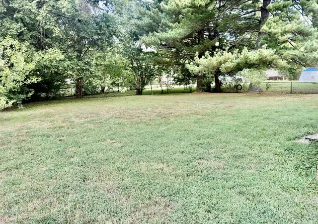 Photo 2 of Single family home for sale at 125 Boxwood Dr, Hopkinsville, KY 42240 | MLS# 3547256 | Listing updated on 2026-09-13