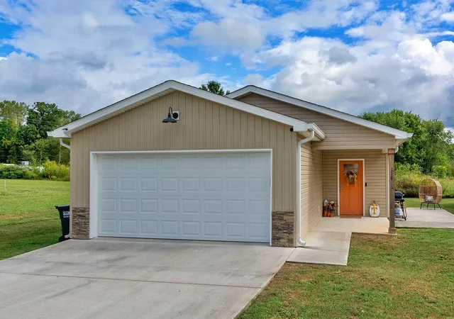 Photo 1 of Single family home for sale at 118 Cleveland Ave, Pikeville, TN 37367 | MLS# 3603079 | Listing updated on 2026-09-30