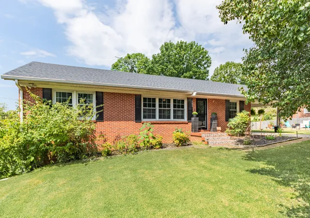 Photo 2 of Single family home for sale at 201 N Hardin Dr, Columbia, TN 38401 | MLS# 3547734 | Listing updated on 2026-09-14